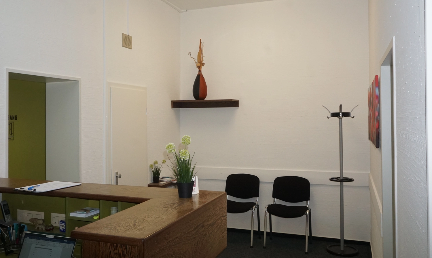 Praxis für Chiropraktik - Therapien und Behandlungs - Der Empfangs- und Wartebereich einer Arztpraxis.